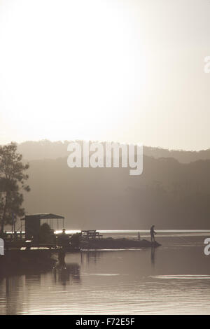Sunset Lake Conjola Nsw Australia Angler, coole klassische Südküste Stockfoto