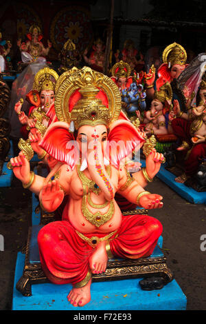 Ganesh Idole gehalten für Verkauf, Pune, Maharashtra, Indien, Asien Stockfoto