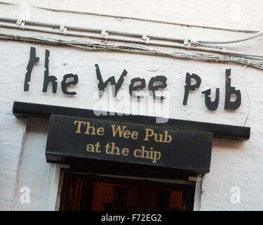 Die Wee Pub Schild am allgegenwärtigen Chip Restaurant The Ashton Lane, Glasgow, Scotland, UK - die kleinste Kneipe in Schottland Stockfoto