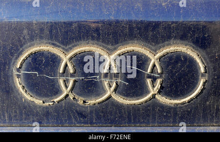 Achim, Deutschland. 4. November 2015. Eine beschädigte Audi Emblem befindet sich auf dem Stamm eines alten a4 auf einem Parkplatz in Achim, Deutschland, 4. November 2015. Foto: INGO WAGNER/Dpa/Alamy Live News Stockfoto