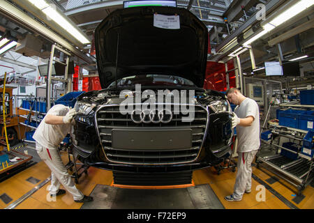 Ingolstadt, Deutschland. 28. Februar 2014. Mitarbeiter legen eine Stoßstange für einen Audi A3 im Audi-Werk in Ingolstadt, Deutschland, 28. Februar 2014. Foto: Armin Weigel/Dpa/Alamy Live-Nachrichten Stockfoto