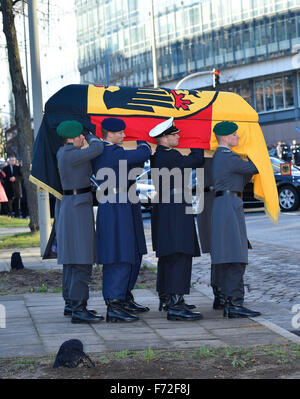 Hamburg, Deutschland. 23. November 2015. 23. November 2015. Staatlichen Begräbnis westdeutschen Altbundeskanzler Helmut Schmidt in Hamburg, Deutschland/Abbildung Allianz Credit: Dpa/Alamy Live-Nachrichten Stockfoto