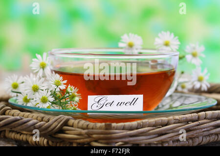 Erhalten Sie auch Karten mit Tasse Tee und Kamille Blumen Stockfoto