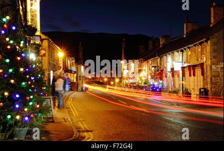 Weihnachtsschmuck leuchtet auf der Hauptstraße in Castleton, einem Dorf in der Hope Valley, Peak District Derbyshire England UK Stockfoto