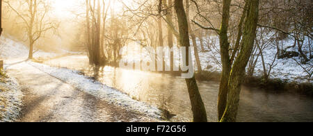 Atemberaubende Panorama Landschaft Schnee Landschaft mit schönen Himmel und Wolken bedeckt Stockfoto