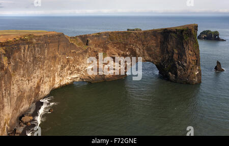 Dyrhólaey naturale in der Vik-Küste rockt Südisland Stockfoto