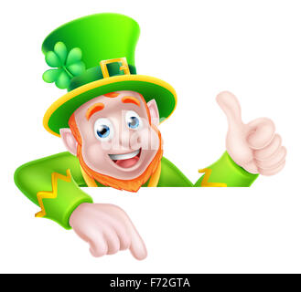 Kobold cartoon St Patricks Day Charakter spähen über ein Schild nach unten auf sie und geben einen Daumen nach oben Stockfoto