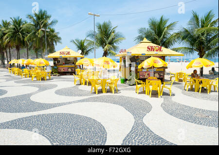 RIO DE JANEIRO, Brasilien - 27. März 2015: Traditionelle am Strand-Kiosk mit Palmen entlang der Copacabana-Strand-Promenade. Stockfoto