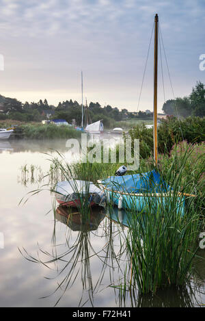 Schönen Sonnenaufgang über Flusslandschaft auf Norfolk Broads Stockfoto