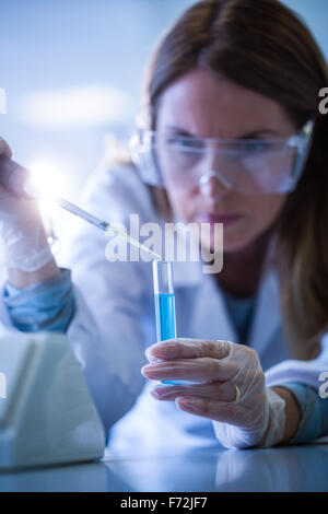 Wissenschaftler, die Chemikalie in Reagenzglas Umspritzen Stockfoto