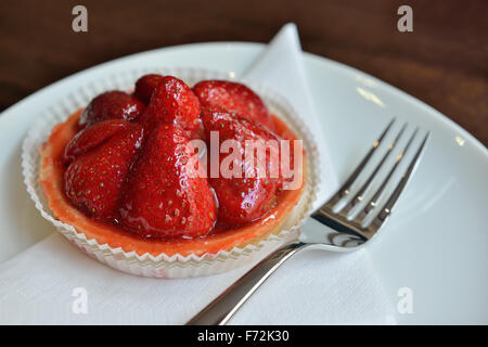 Kuchen garniert mit Erdbeeren und Schlagsahne Sahne Fotograf mit natürlichem Licht Stockfoto