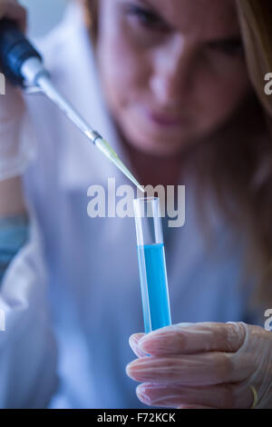 Wissenschaftler, die Chemikalie in Reagenzglas Umspritzen Stockfoto