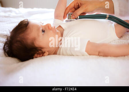 Neugeborene, die von Kinderarzt besucht Stockfoto