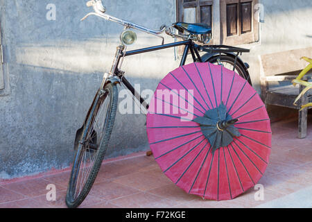 Retro-Fahrrad mit roten Regenschirm, Fotoarchiv Stockfoto