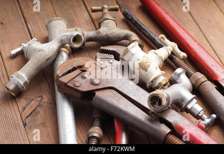 Sanitär-Werkzeuge liegen alte Rohre und Armaturen Stockfoto