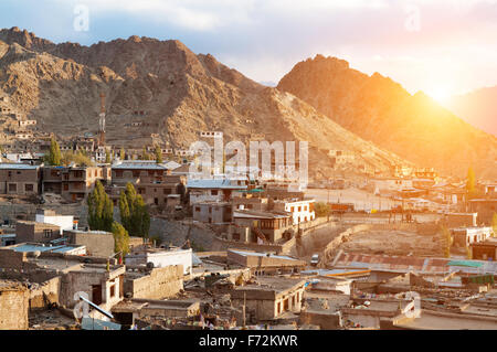 Blick auf den Sonnenuntergang von Leh Stadt fällt, die Stadt sich im indischen Himalaya auf einer Höhe von 3500 Metern, Nord-Indien befindet Stockfoto