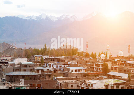 Blick auf den Sonnenuntergang von Leh Stadt, die Stadt befindet sich im indischen Himalaya auf einer Höhe von 3500 Metern, Nord-Indien Stockfoto