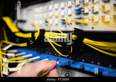 Techniker, die Draht-Server einfügen Stockfoto