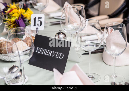 Festival Abendessen Einstellung und "Reserviert" unterzeichnen. Stockfoto