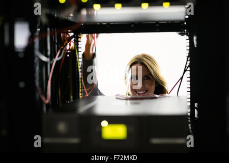 Techniker arbeiten auf dem server Stockfoto