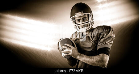 Zusammengesetztes Bild Porträt des american Football-Spieler zu werfen Fußball Stockfoto