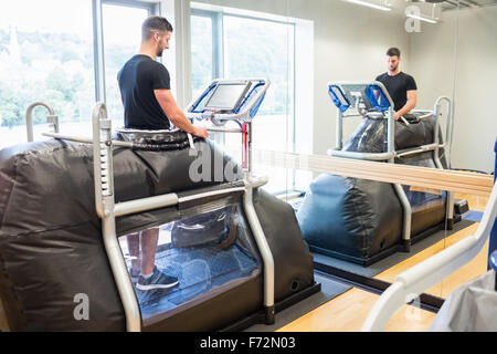 Verletzte Sportler trainieren auf Laufband Stockfoto