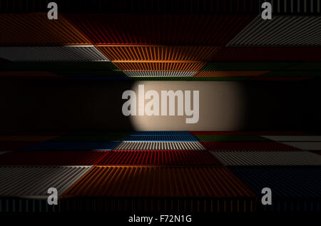 Ein Korridor zwischen zwei Reihen von gestapelten farbigen Metall Fracht-Container Stockfoto