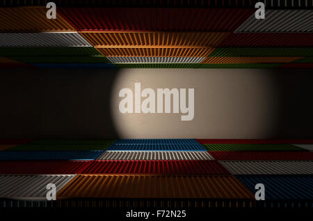 Ein Korridor zwischen zwei Reihen von gestapelten farbigen Metall Fracht-Container Stockfoto