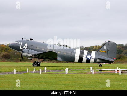 Douglas Dakota C47 d-Day Farben in White Waltham Flugplatz geparkt Stockfoto