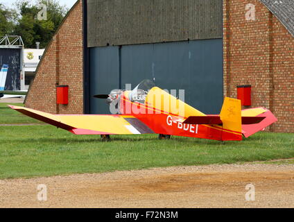 Jodel D.9 Bebe in White Waltham Flugplatz EGLM) vor einem Hangar geparkt Stockfoto