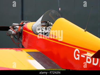 Jodel D.9 Bebe in White Waltham Flugplatz EGLM) vor einem Hangar geparkt Stockfoto