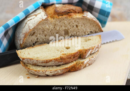 Scheiben von frisch gebackenem Roggen Brot auf Holzbrett Stockfoto