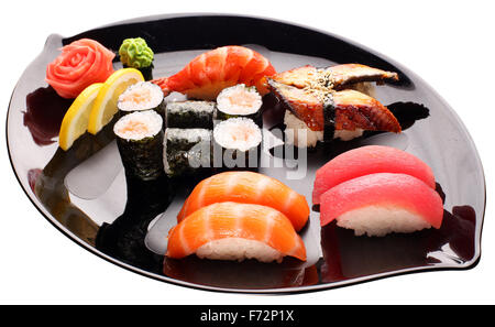 Sushi auf der schwarzen Platte. Traditionelles japanisches Essen. Datei enthält Beschneidungspfade. Stockfoto