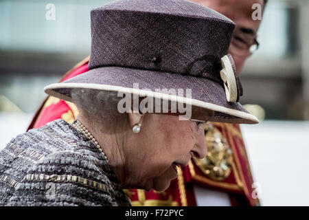 London, UK. 24. November 2015. Die Königin kommt für die zehnte Generalsynode am Westminster Abbey Credit: Guy Corbishley/Alamy Live News Stockfoto
