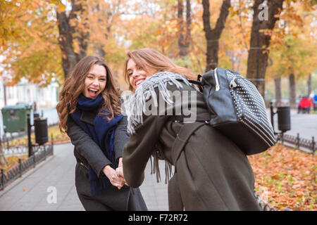 Porträt von ein zwei glückliche Freundinnen Spaß im Herbst park Stockfoto