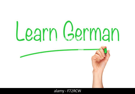 Die Hand einer Frau das Wort Deutsch lernen, auf eine klare Bildschirm zu schreiben. Stockfoto