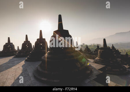 Buddhistische Tempel Borobudur auf Sonnenuntergang Hintergrund. Yogyakarta. Java, Indonesien Stockfoto