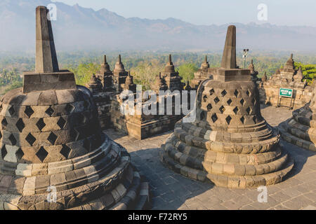 Buddhistische Tempel Borobudur auf Sonnenuntergang Hintergrund. Yogyakarta. Java, Indonesien Stockfoto