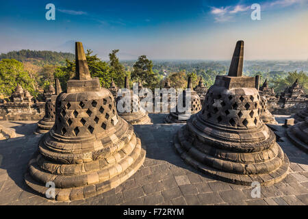 Buddhistische Tempel Borobudur auf Sonnenuntergang Hintergrund. Yogyakarta. Java, Indonesien Stockfoto