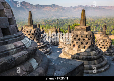 Buddhistische Tempel Borobudur auf Sonnenuntergang Hintergrund. Yogyakarta. Java, Indonesien Stockfoto