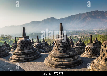 Buddhistische Tempel Borobudur auf Sonnenuntergang Hintergrund. Yogyakarta. Java, Indonesien Stockfoto