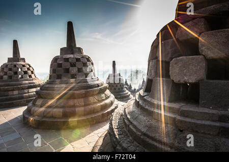 Buddhistische Tempel Borobudur auf Sonnenuntergang Hintergrund. Yogyakarta. Java, Indonesien Stockfoto