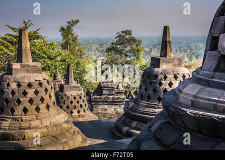 Buddhistische Tempel Borobudur auf Sonnenuntergang Hintergrund. Yogyakarta. Java, Indonesien Stockfoto