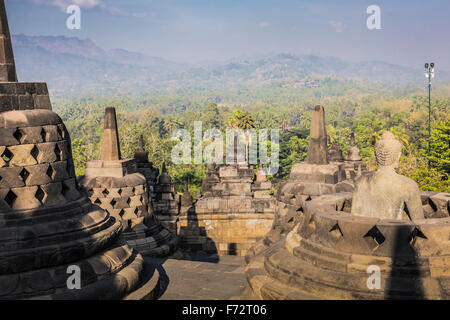 Buddhistische Tempel Borobudur auf Sonnenuntergang Hintergrund. Yogyakarta. Java, Indonesien Stockfoto