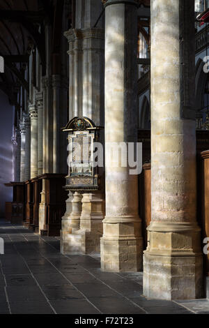 Grabstein Etage der mittelalterliche alte Kirche/Oude Kerk in Amsterdam, Niederlande. Stockfoto