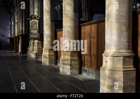 Grabstein Etage der mittelalterliche alte Kirche/Oude Kerk in Amsterdam, Niederlande. Stockfoto