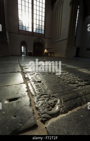 Grabstein Etage der mittelalterliche alte Kirche/Oude Kerk in Amsterdam, Niederlande. Stockfoto