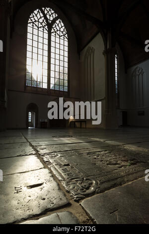 Grabstein Etage der mittelalterliche alte Kirche/Oude Kerk in Amsterdam, Niederlande. Stockfoto