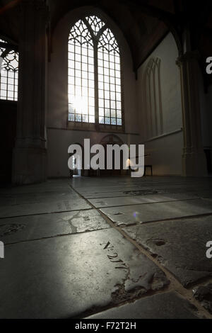 Grabstein Etage der mittelalterliche alte Kirche/Oude Kerk in Amsterdam, Niederlande. Stockfoto