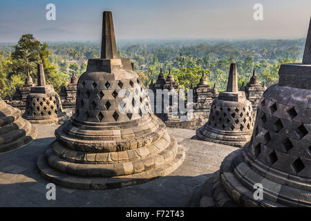 Buddhistische Tempel Borobudur auf Sonnenuntergang Hintergrund. Yogyakarta. Java, Indonesien Stockfoto